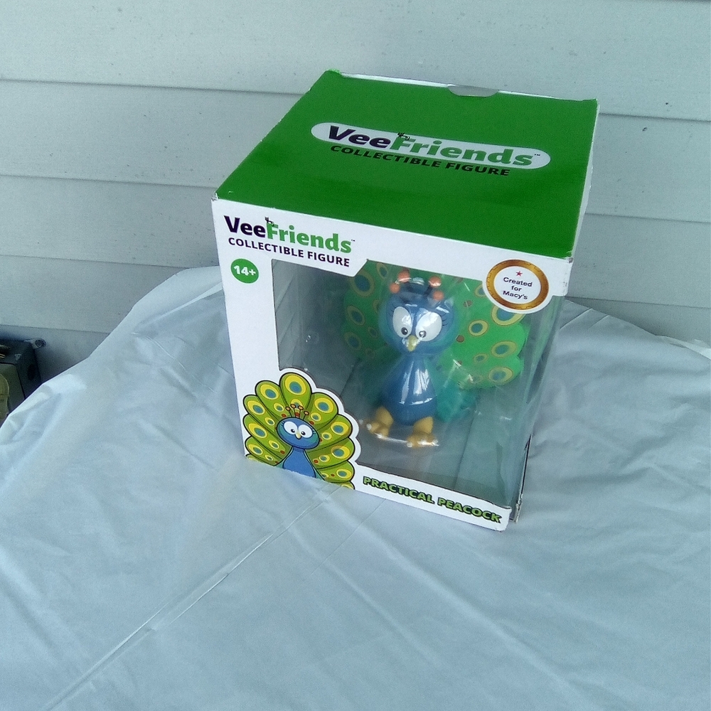 FRIENDS Practical Peacock Collectible Figure - Blue and Green - Picture 3 of 5